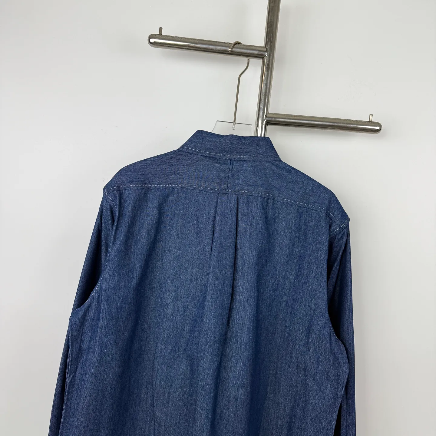 P220 💰Model No. B23 Ralph Lauren/Ralph Lauren classic color small label couple style washed denim long-sleeved shirt 1️⃣Made of high-quality denim fabric, the upper body is soft and comfortable, extremely delicate, has a solid, smooth and soft feel, and the fabric does not wrinkle, and the feel is invincible. The details are handled perfectly! 2️⃣Adopting the washing process, the workmanship details are perfectly controlled. They are all hemmed with vest technology, and the insides of the sleeves are also used. Different from the four-needle and five-thread workmanship, the collars are also all designed with interlining, showing high-end fashion and individuality, and the style is fashionable, simple and elegant! 3️⃣It is very youthful and energetic, and can be easily worn by both men and women. It is very in line with the fashion aesthetic concepts of today's young people! Color: Dark Blue Sizes: S, M, L, XL